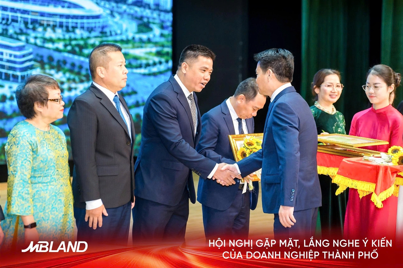  Đại diện Công ty CP Đầu tư Bất động sản Sứ Hải Dương nhận bằng khen của Chủ tịch UBND thành phố Hải Phòng